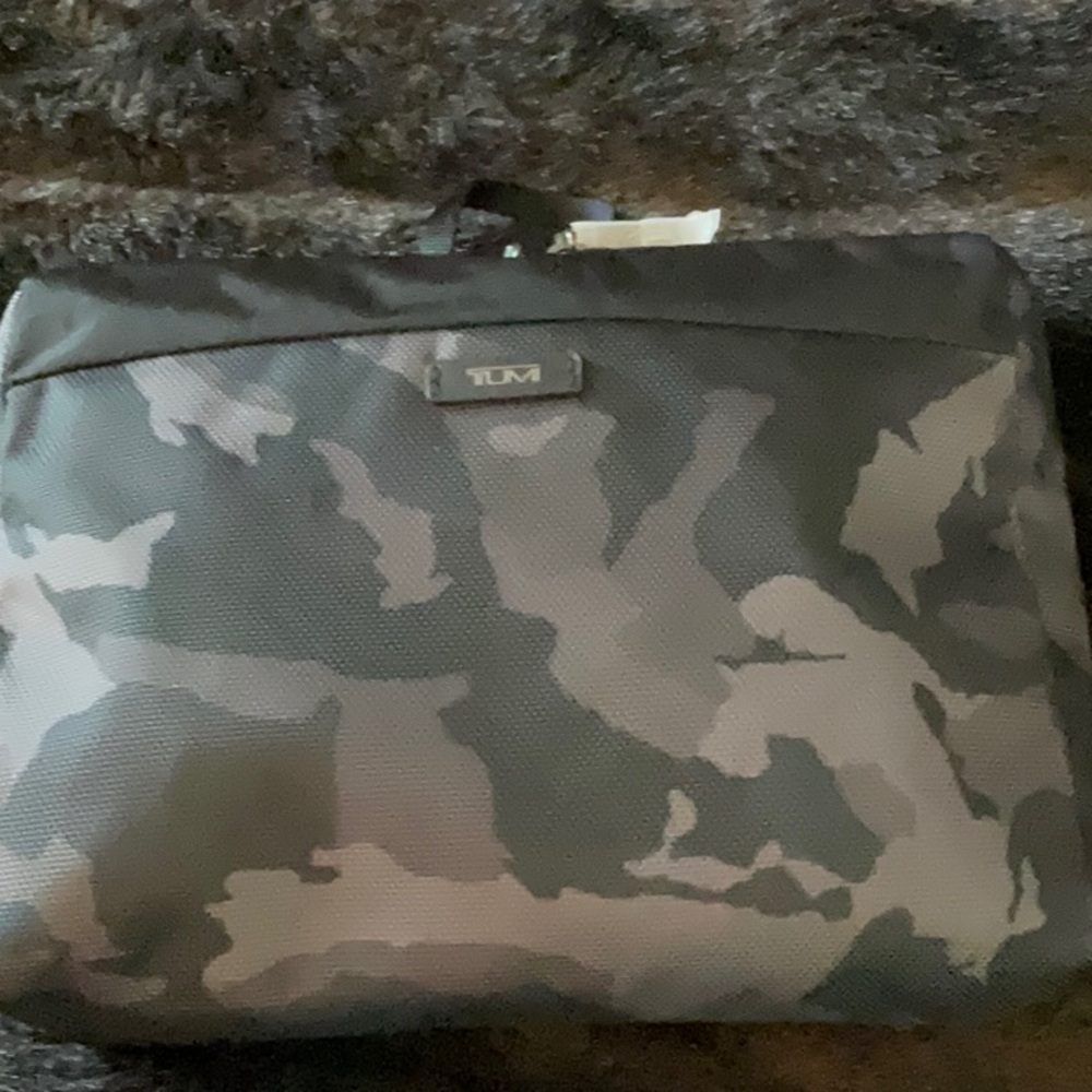 NWOT TUMI NYLON COLLAPSIBLE DUFFLE, great for travel, camo pattern black grey